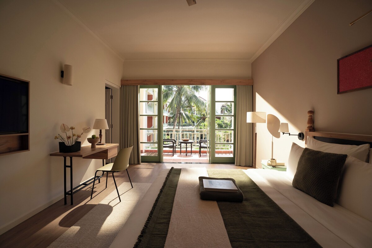 Suite básica, 2 habitaciones, vista al jardín | Caja de seguridad en la habitación y escritorio 