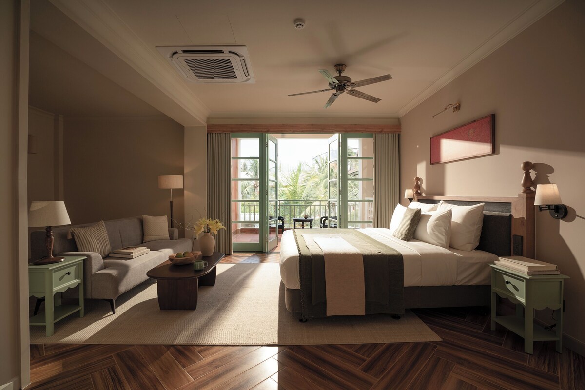 Suite junior, 1 cama King size, vista al jardín | Caja de seguridad en la habitación y escritorio 