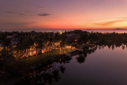 M Village Resort Riverbeach Hoi An