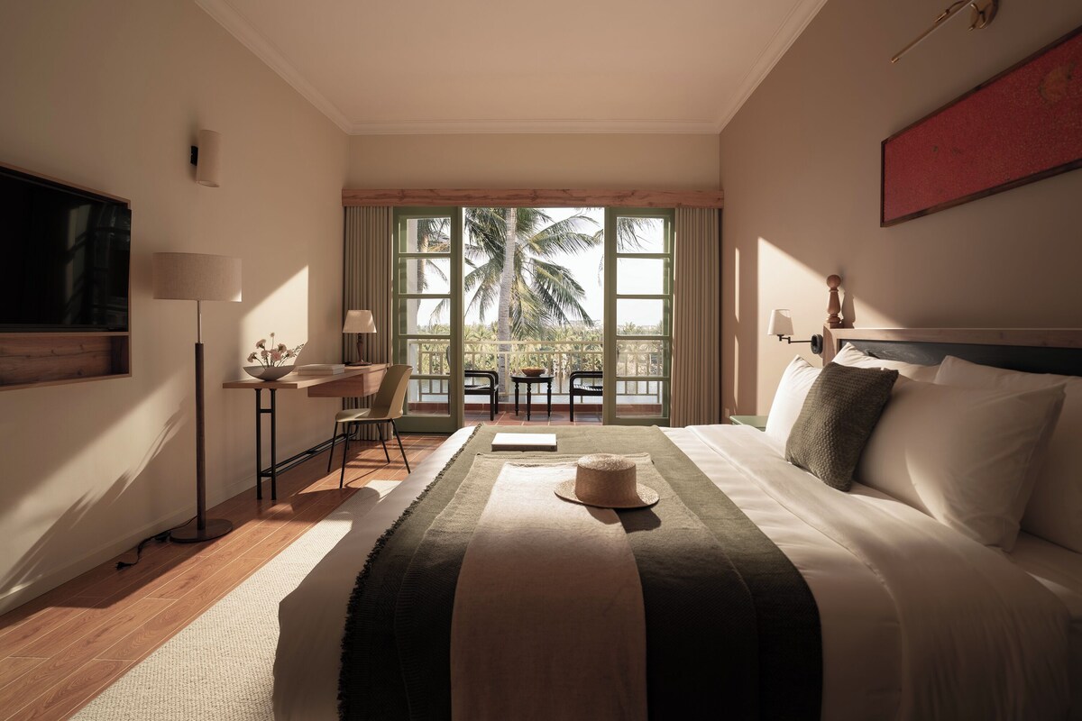 Habitación Premier, 1 cama King size, vista al río | Caja de seguridad en la habitación y escritorio 