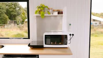 Réfrigérateur, micro-ondes, plaque de cuisson, bouilloire électrique