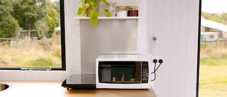 Réfrigérateur, micro-ondes, plaque de cuisson, bouilloire électrique