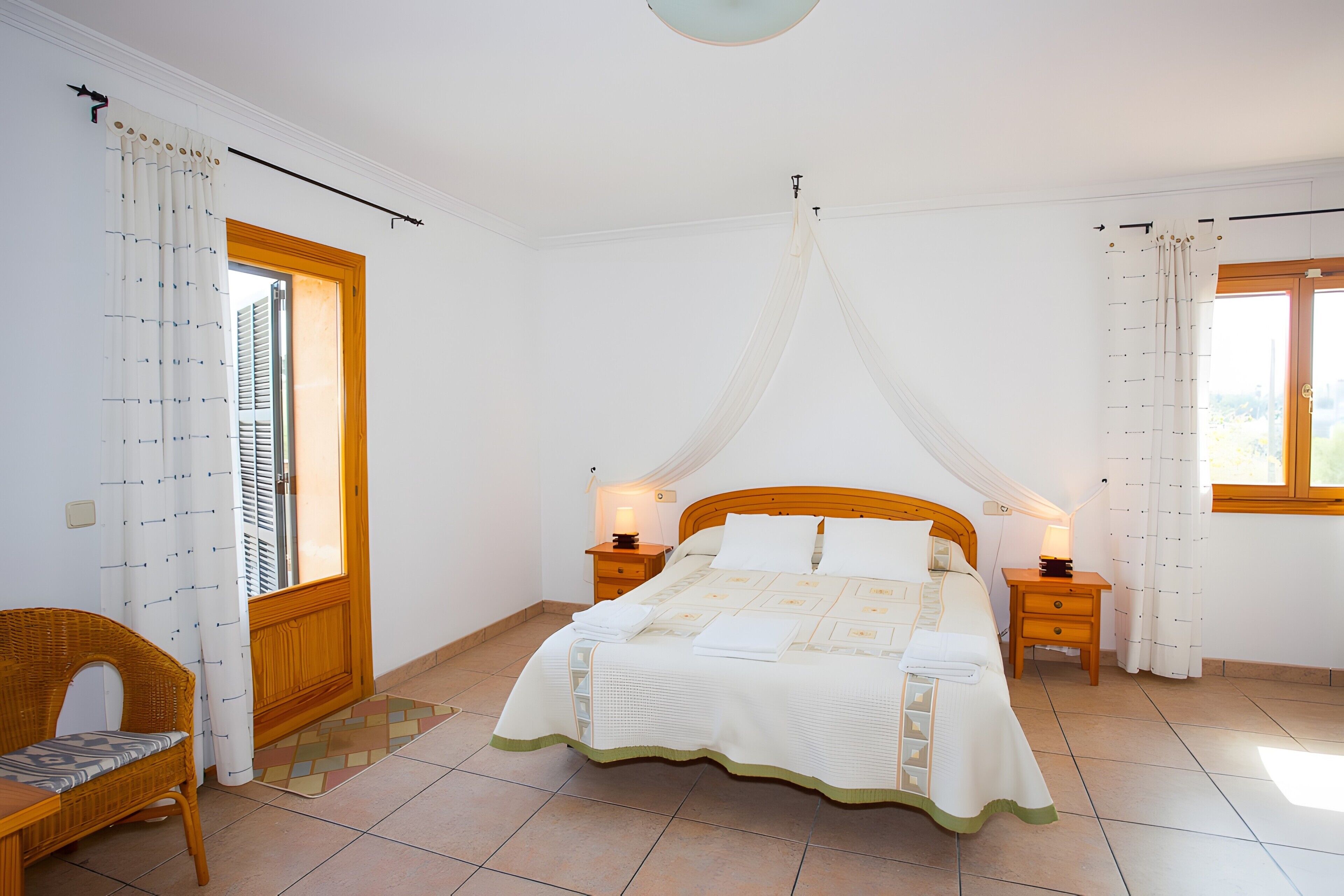 6 bedrooms, iron/ironing board, WiFi, bed sheets