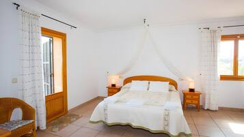 6 bedrooms, iron/ironing board, WiFi, bed sheets