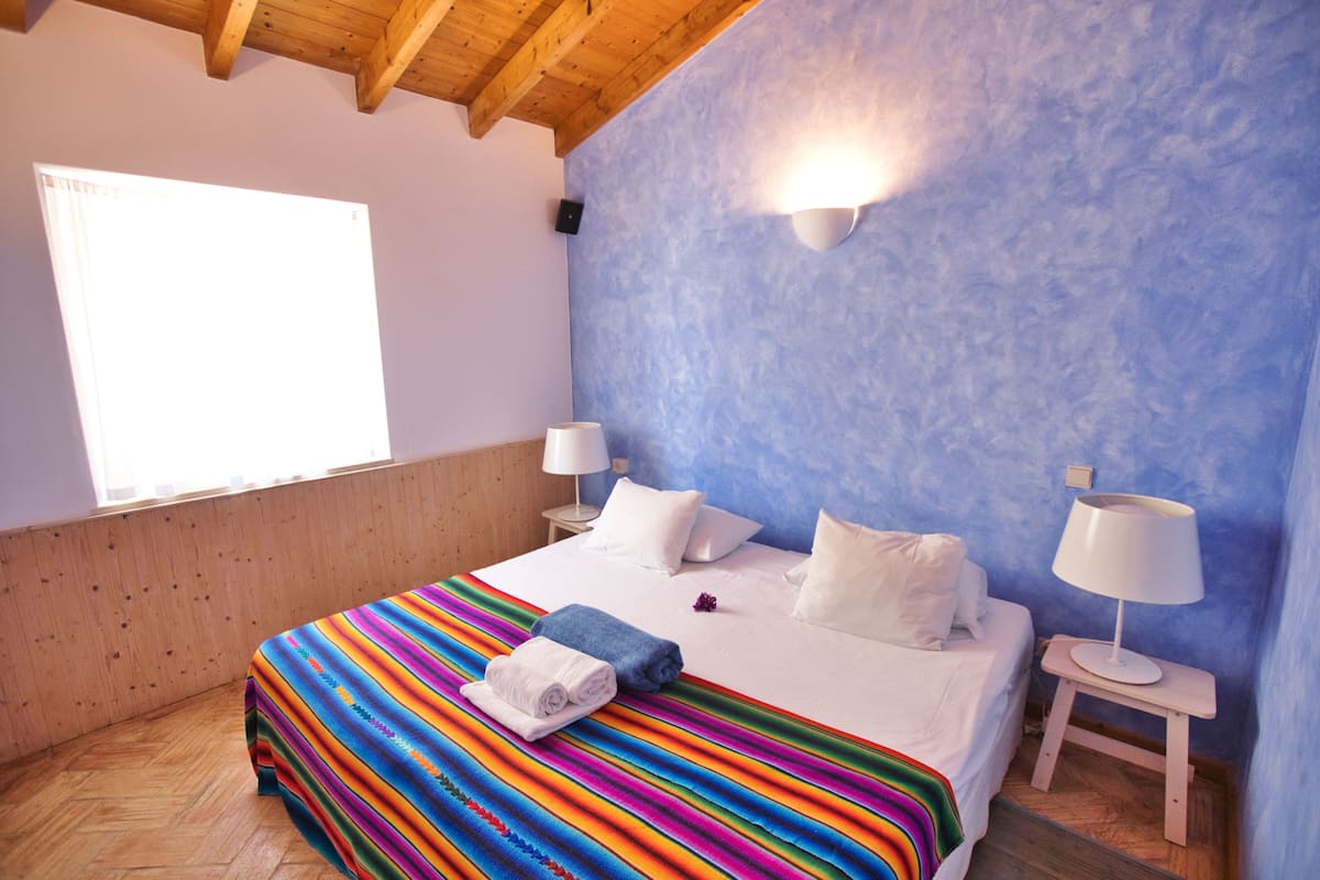 Habitación cuádruple estándar, patio | Escritorio