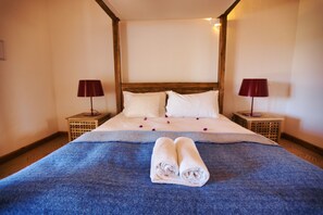 Standard Double Room, Mountain View | Desk