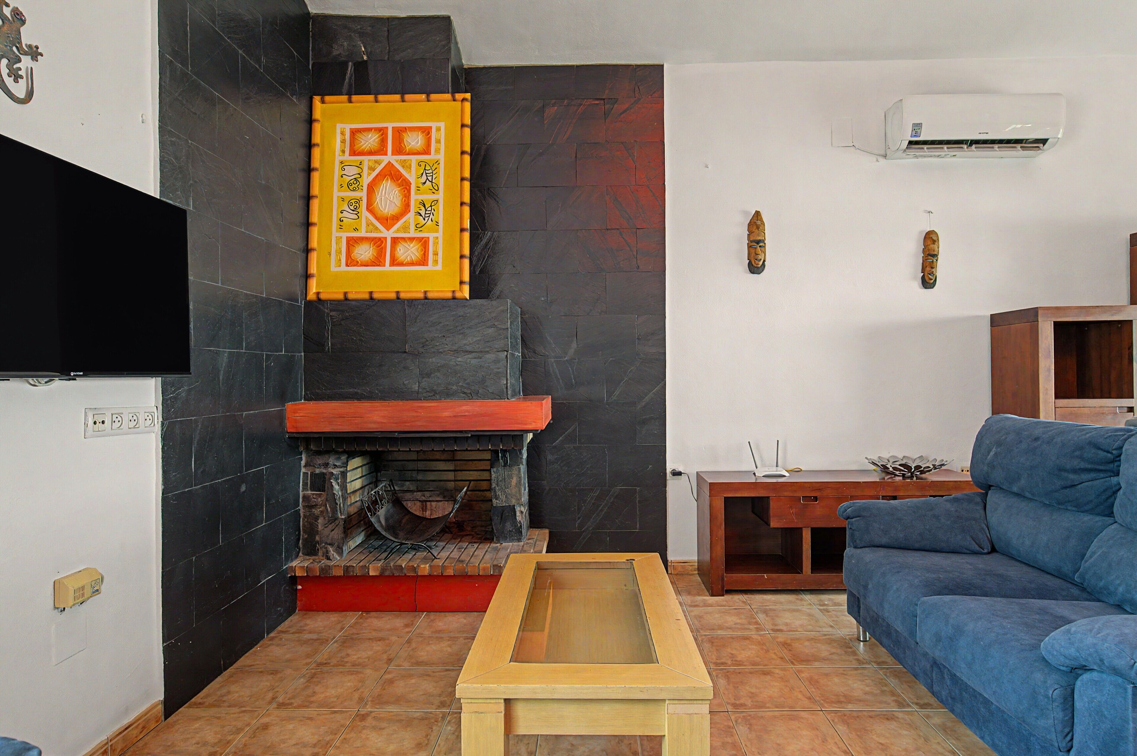 Una televisión, una chimenea