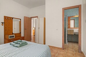3 bedrooms, WiFi, bed sheets