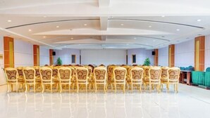 A conference room with a long table and chairs, a green tablecloth, and a Christmas tree. - Manzhouli Junyu Grand Hotel (Manzhouli Wanda Plaza Matryoshka Square) (Manzhouli)