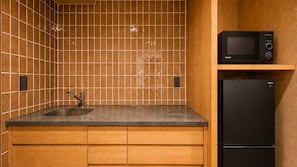 A kitchen with a sink, a microwave, and a refrigerator. - Minn Asakusa Hanayashiki North (Tokyo)