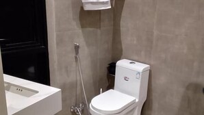 Ein Badezimmer mit Toilette, Dusche und Waschbecken.