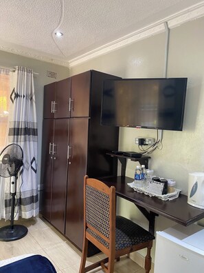 Comfort Room, Patio, Garden View | WiFi (free) - Green Whisper BnB (Mutare)