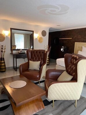 Luxury Double Room, Patio, Garden View | Living area - Green Whisper BnB (Mutare)