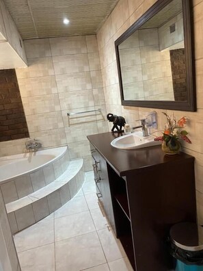 Luxury Double Room, Patio, Garden View | Bathroom - Green Whisper BnB (Mutare)