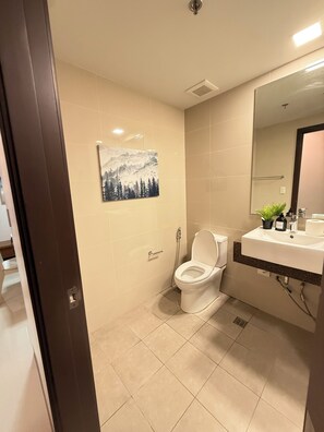Bathroom - Kuya Awen's Staycation (Parañaque)