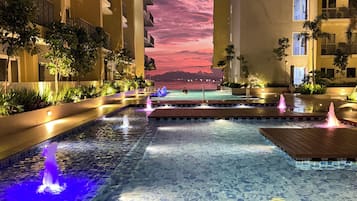 4 outdoor pools