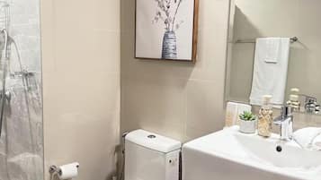 Deluxe Condo, Balcony, Pool View | Bathroom | Shower, towels, soap, shampoo
