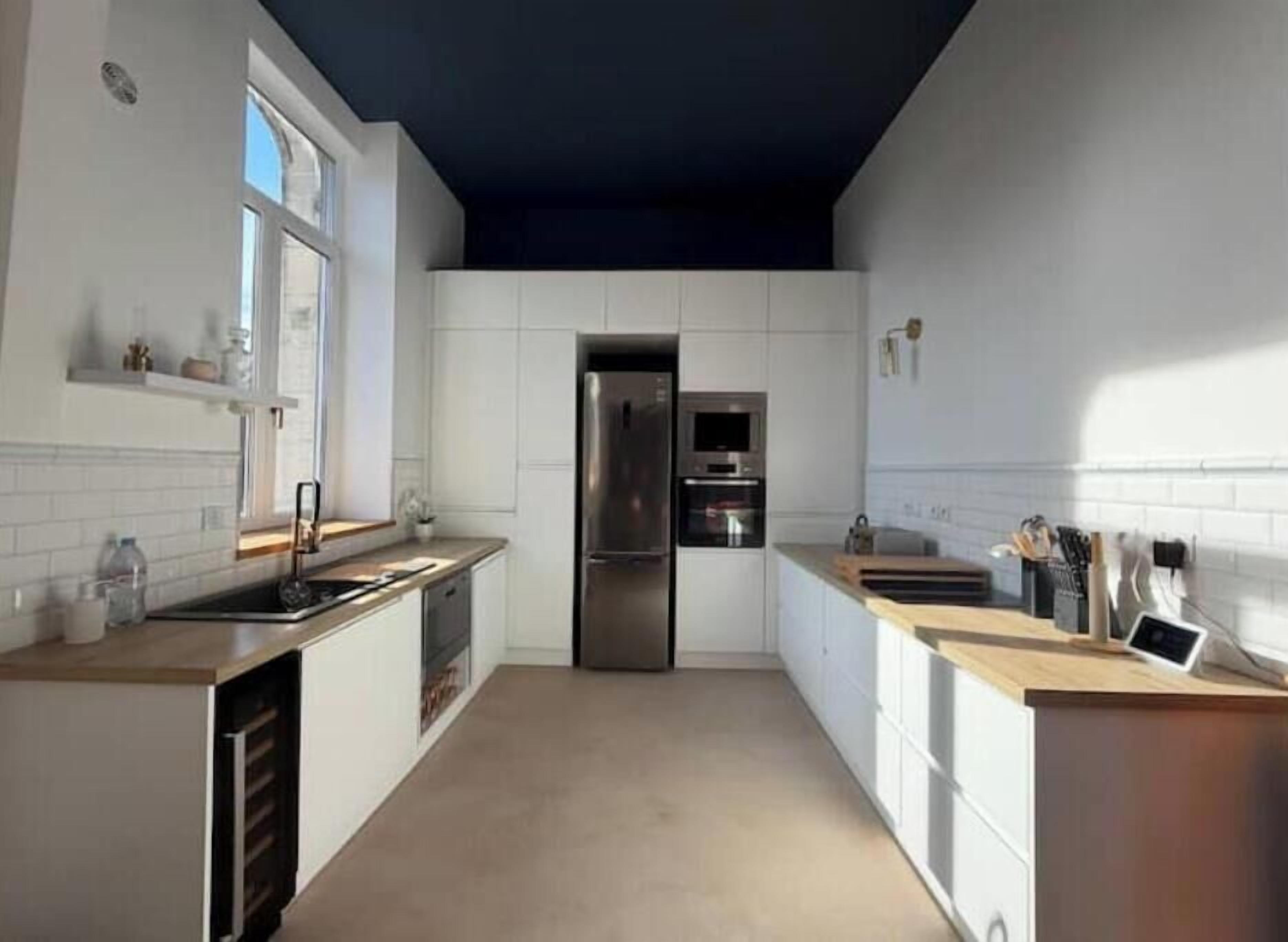 Wasserkocher mit Kaffee-/Teezubehör, Kühlschrank, Mikrowelle, Ofen