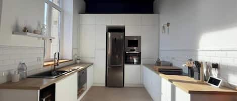 Coffee/tea maker, fridge, microwave, oven