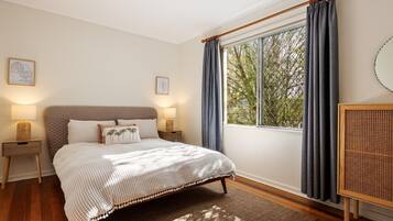 2 bedrooms, desk, iron/ironing board, WiFi