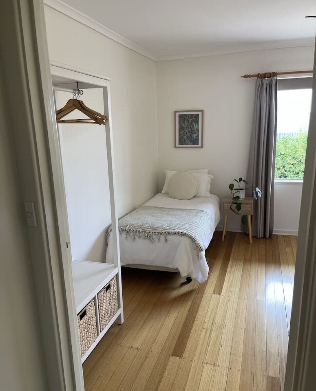 2 bedrooms, desk, iron/ironing board, WiFi