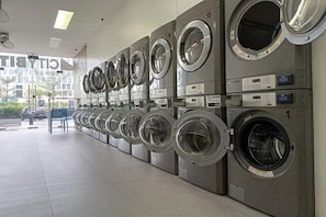Eine Reihe von industriellen Waschmaschinen in einer öffentlichen Wascherei.
