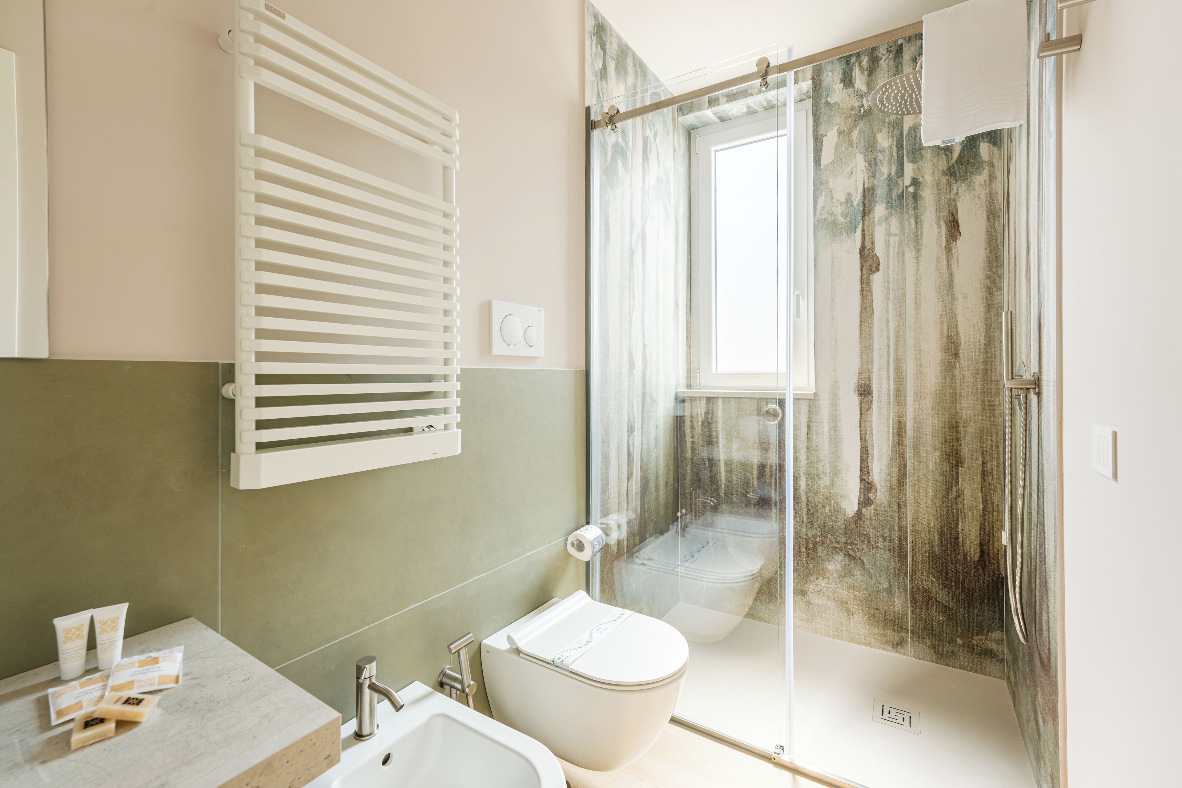 Une salle de bain avec douche, toilettes et lavabo.