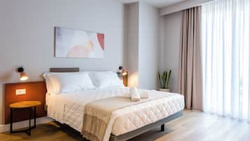 Een moderne slaapkamer met een groot bed, nachtkastjes, een wandlamp en een raam met gordijnen.