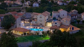 A villa with a swimming pool, tennis court, and multiple buildings with stone walls. - Sarini dvori by Villas Guide (Svetvincenat)