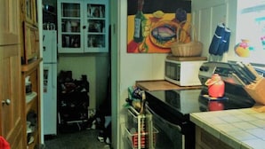 Private kitchen - Delightful 3-bedroom cottage in charming White Rock (White Rock)