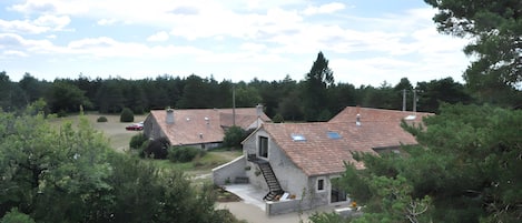 Ett bostadsområde med hus som har sluttande tak och en grund av sten.