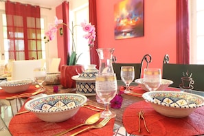 Dining - Villa 'Alhambra' with Private Terrace, Wi-Fi and Air Conditioning (Vierzon)