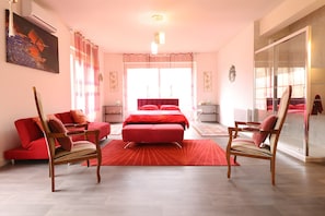 8 bedrooms, iron/ironing board, WiFi, bed sheets - Villa 'Alhambra' with Private Terrace, Wi-Fi and Air Conditioning (Vierzon)
