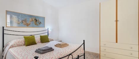 2 bedrooms, bed sheets
