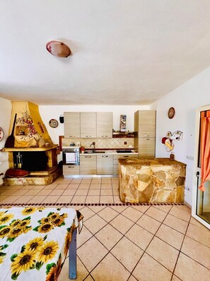 Private kitchen - Apple House Vacation Home (Sorso)