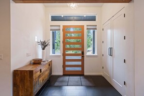 Interior - 9 Lassen - Modern Sunriver Luxury with Hot Tub & 12 SHARC Passes (Sunriver)