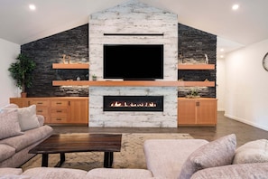 Smart TV, fireplace, ping pong - 9 Lassen - Modern Sunriver Luxury with Hot Tub & 12 SHARC Passes (Sunriver)