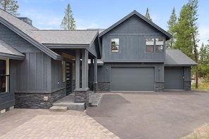 Exterior - 9 Lassen - Modern Sunriver Luxury with Hot Tub & 12 SHARC Passes (Sunriver)