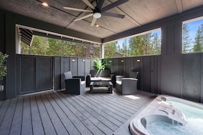 Terrace/patio - 9 Lassen - Modern Sunriver Luxury with Hot Tub & 12 SHARC Passes (Sunriver)