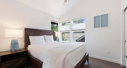 9 Lassen - Modern Sunriver Luxury with Hot Tub & 12 SHARC Passes