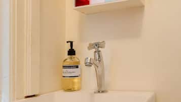 Een douche, een haardroger, handdoeken, toiletpapier