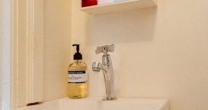 Een douche, een haardroger, handdoeken, toiletpapier