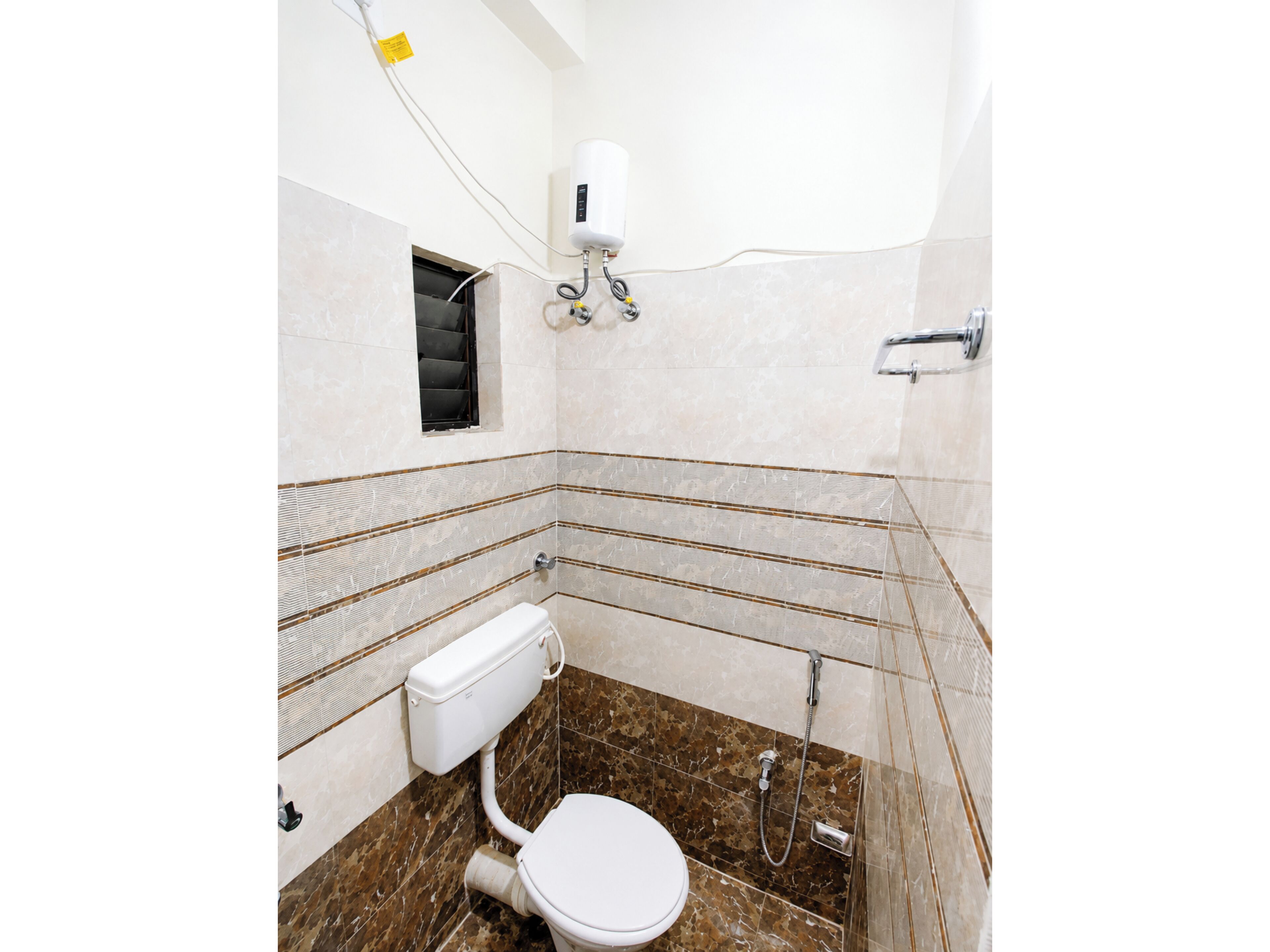 Habitación doble | Baño | Ducha, cabezal de ducha tipo lluvia, zapatillas y toallas