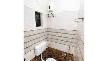 Habitación doble | Baño | Ducha, cabezal de ducha tipo lluvia, zapatillas y toallas