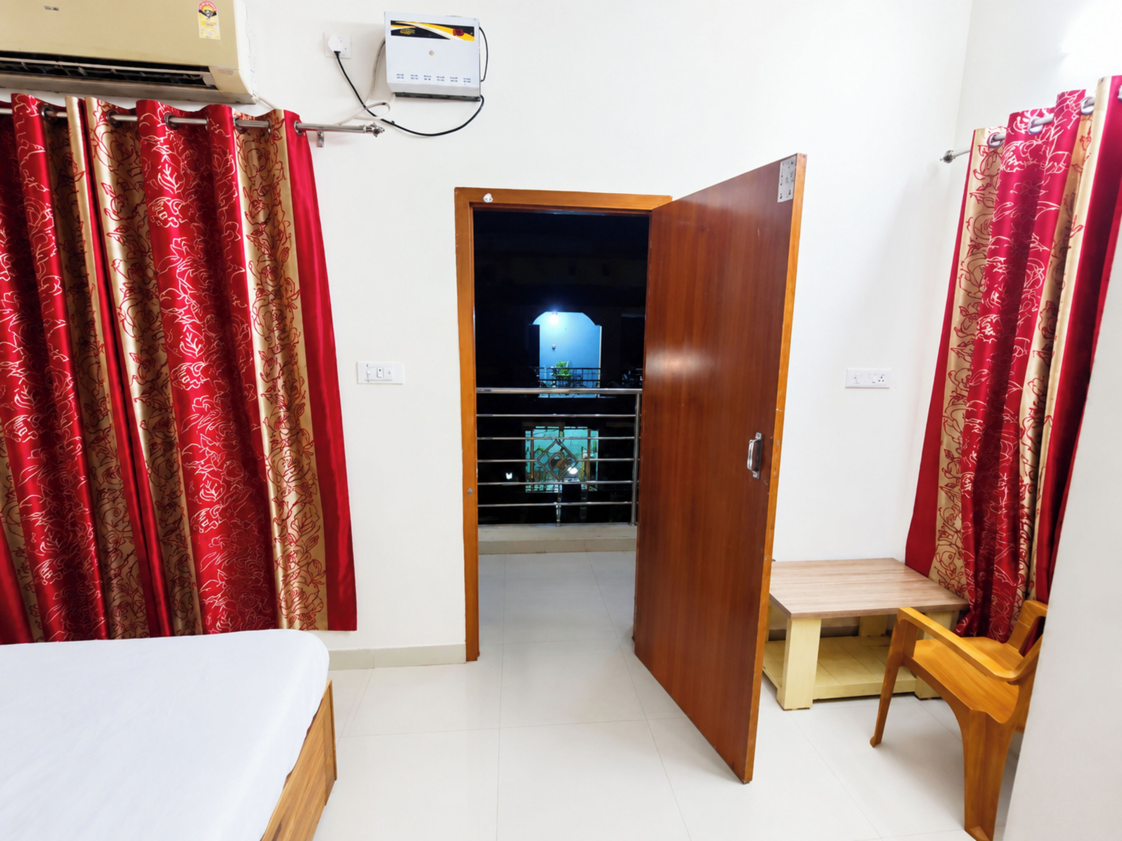 Premium Double Room, Air conditioning | Hypo-allergenic bedding available, desk, soundproofing, WiFi (free)