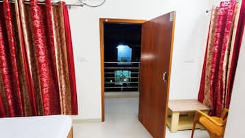 Premium Double Room, Air conditioning | Hypo-allergenic bedding, desk, soundproofing, free WiFi