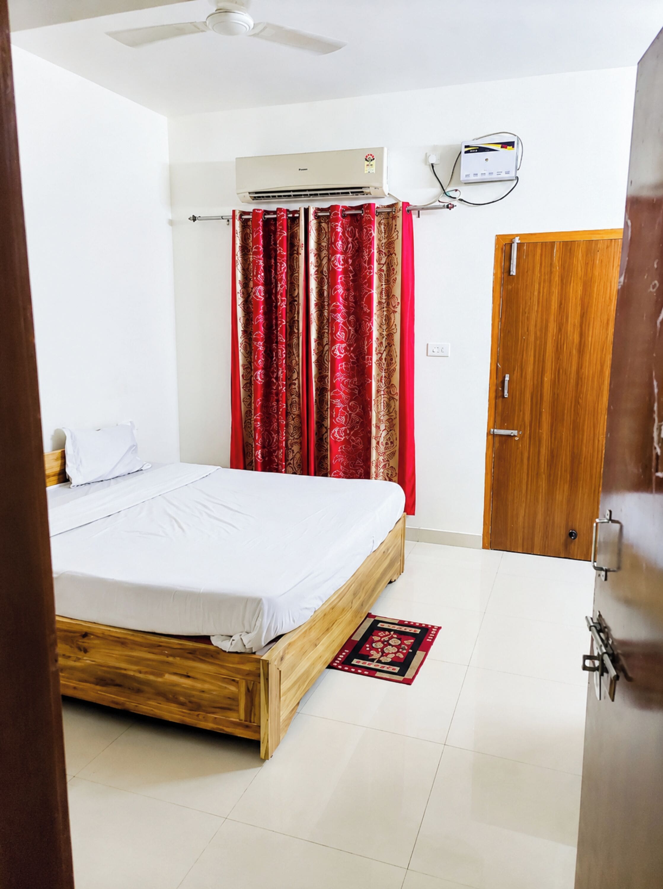 Premium Double Room, Air conditioning | Hypo-allergenic bedding available, desk, soundproofing, WiFi (free)