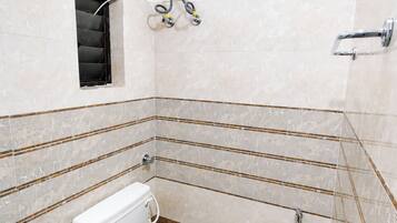 Habitación doble | Baño | Ducha, cabezal de ducha tipo lluvia, zapatillas y toallas