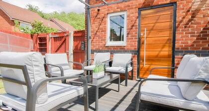 Hockley 4-bed, Sleeps 13 w/ Garden & Free Parking