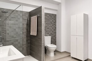 Douche, sèche-cheveux, serviettes fournies, savon